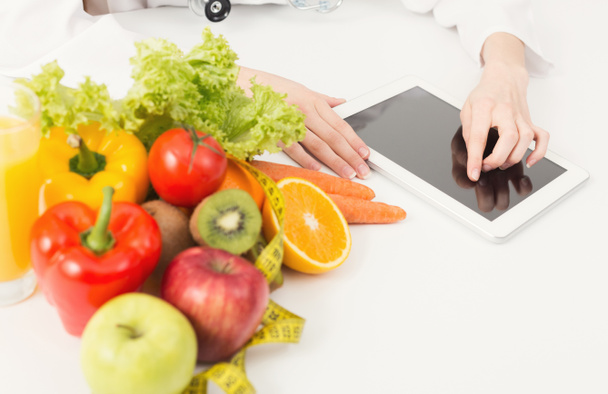 Dijital tablet üzerinde çalışan kadın beslenme uzmanı - Fotoğraf, Görsel
