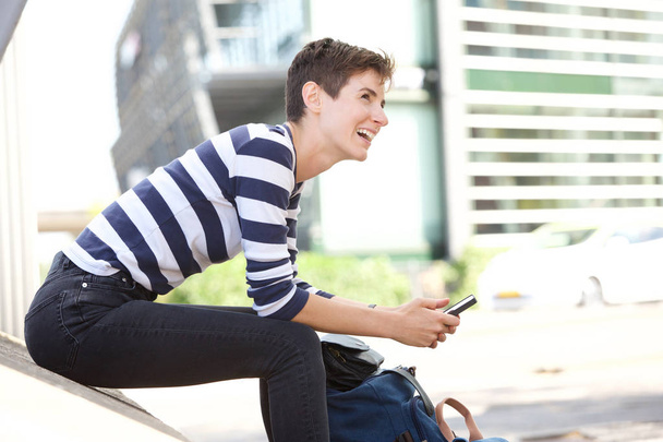 красивая счастливая молодая женщина держит мобильный телефон
 - Фото, изображение
