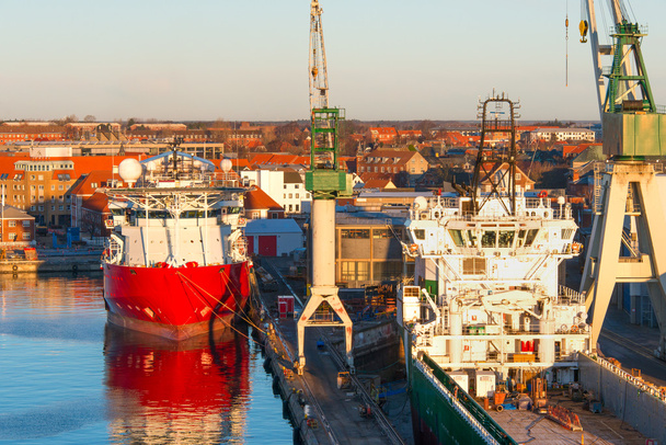 ładunków portowych i czerwony statek - Zdjęcie, obraz