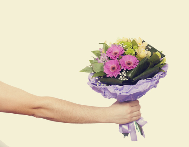 mano con flores aisladas en blanco
 - Foto, Imagen