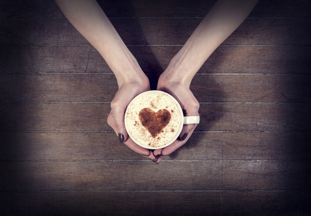 femme tenant tasse chaude de café, avec la forme du cœur
 - Photo, image