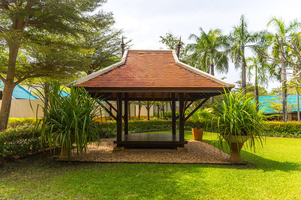 gyönyörű fából készült pavilon trópusi jellegű, Thaiföld - Fotó, kép