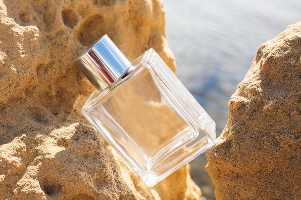 male Perfume and yellow rocks on the beach - Foto, Imagem