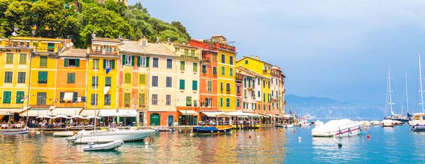 der schöne portofino mit bunten häusern und villen in italien - Foto, Bild