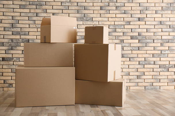 Pile of moving boxes in empty room - Φωτογραφία, εικόνα