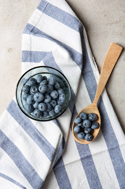 Flat lay composition with juicy blueberries on color table - Foto, Imagem