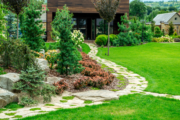 Заміський будинок з красивим подвір'ям за будинком, ландшафтний дизайн
 - Фото, зображення