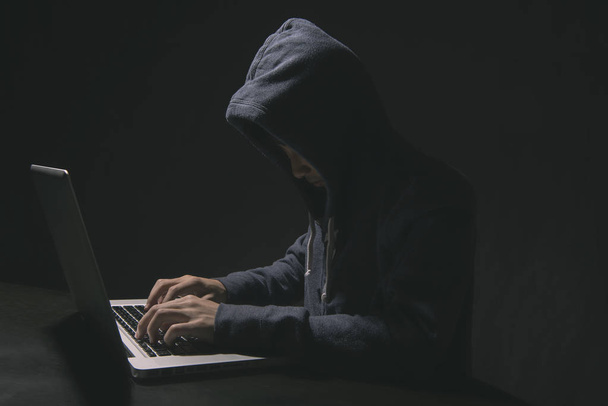 pirate dans l'obscurité l'accès à voler des informations et infecter les ordinateurs et les systèmes. concept de piratage et cyberattaque
. - Photo, image