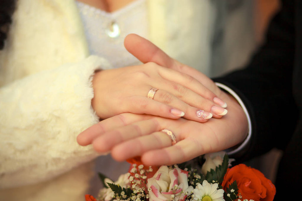 handen van bruidegom en bruid - Foto, afbeelding