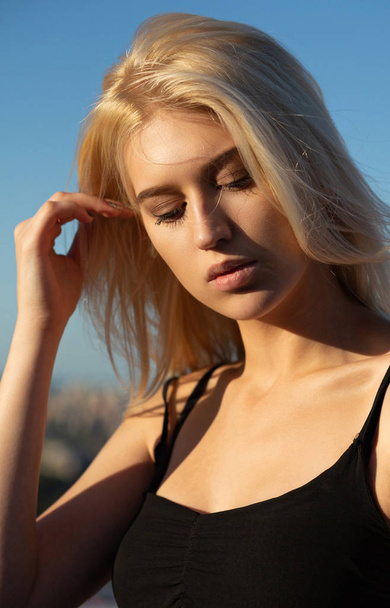 Ulice detailní portrét krásná blondýnka s perfektním make-upu a svěží vlasy pózuje v měkké večerní slunce - Fotografie, Obrázek