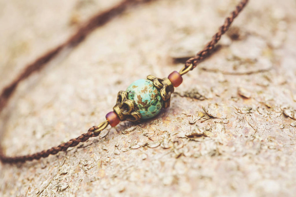 Armband aus Natursteinperlen an winziger gewachster Schnur - Foto, Bild