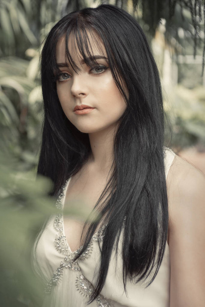 Portrait of beautfiul young woman in botanical gardens - Fotó, kép