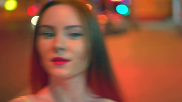 rothaarige Mädchen drehen sich auf der Straße um - Filmmaterial, Video