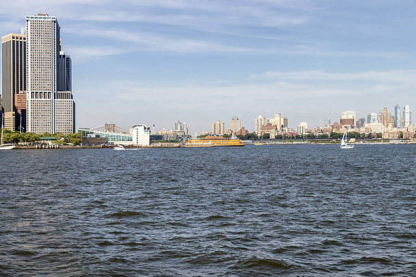 Staten Island Ferry zadokowany w terminalu Battery Park, New York City - Zdjęcie, obraz