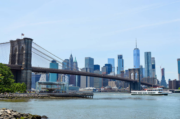 Vista del puente Brooklin un horizonte de Manhattan
 - Foto, imagen
