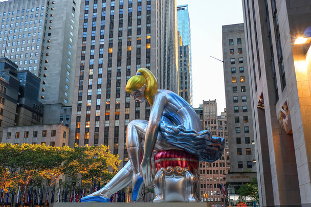 Jeff Koons's inflated 'Seated Ballerina' sculpture in Rockefeller Plaza in New York City at sunset - Valokuva, kuva