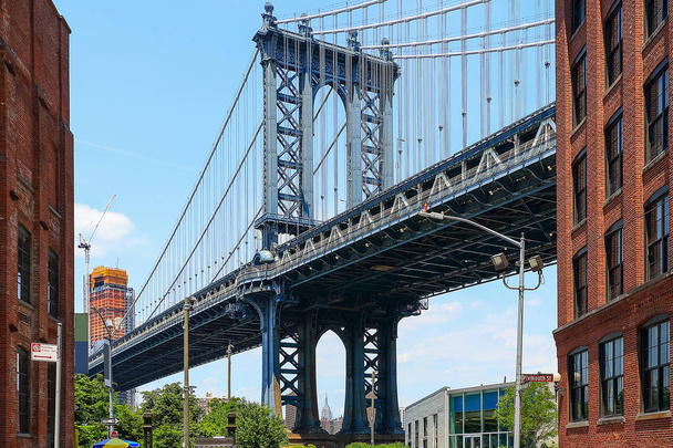 Manhattan Dumbo Brooklyn Mahallesi görüldüğü gibi köprü ayağı - Fotoğraf, Görsel