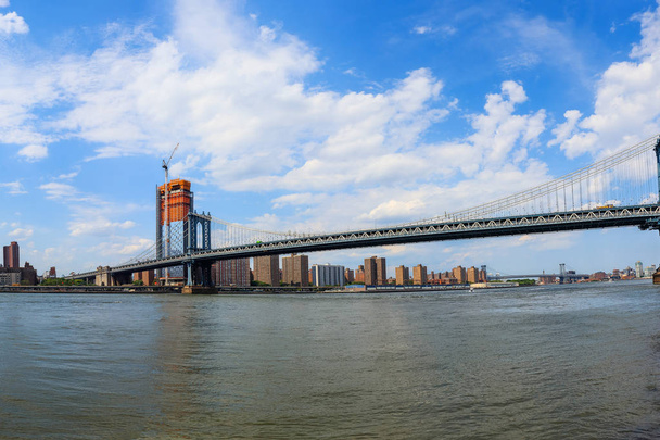 Мангеттенський міст, як видно з району Дамбо в Брукліні - Фото, зображення