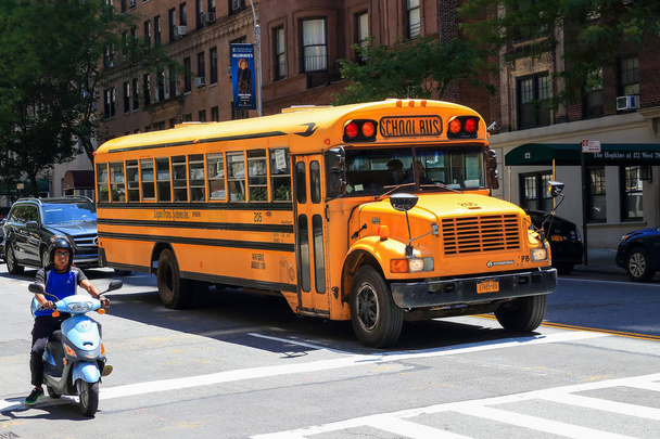  Bus scolaire arrêté au feu rouge
 - Photo, image