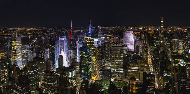Ilmakuva Pohjois-Manhattanille yöllä
 - Valokuva, kuva