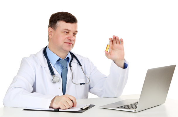 Медичний лікар працює за столом ізольовано на білому
 - Фото, зображення