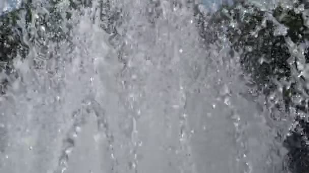 Αεριωθούμενα χειρός πλάνο του νερού από το συντριβάνι ψεκασμός επάνω και αλλάζει σχήματα σε ένα δημόσιο πάρκο της Vrnjacka Banja, Σερβία - κλίση βολή, γκρο πλαν - Πλάνα, βίντεο