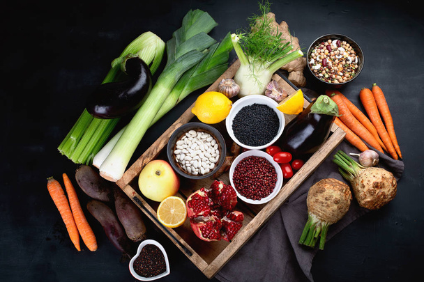 Verduras frescas y legumbres en caja de madera. Comida ecológica. Ingredientes de comida vegana. Concepto de alimentación saludable
 - Foto, Imagen