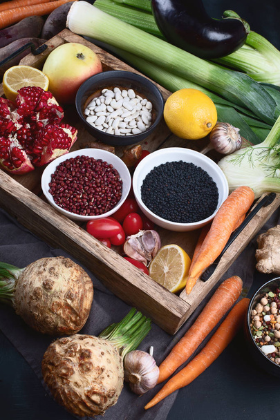 Taze sebze ve baklagiller ahşap kutusunda. Organik gıda. Vegan gıda katkı maddeleri. Sağlıklı beslenme kavramı - Fotoğraf, Görsel