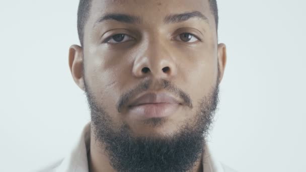 primer plano retrato de hombre de negocios afroamericano en camisa blanca en fondo blanco
 - Imágenes, Vídeo