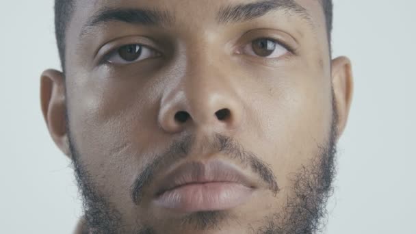 close up rosto do homem afro-americano no fundo branco
 - Filmagem, Vídeo