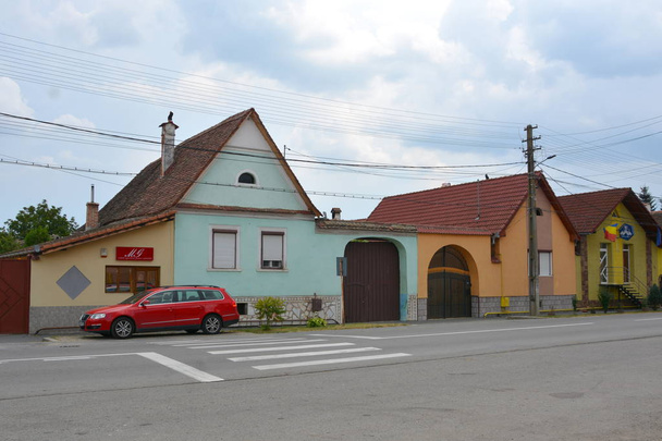 Paysage rural typique et maisons de campagne dans le village Cristian, comté de Sibiu, Transylvanie
 - Photo, image