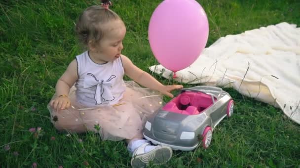 little girl is playing with a balloon - Filmmaterial, Video