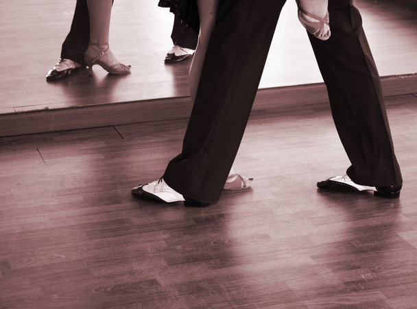 Бальний танцювальний салон інструкторів чоловік і жінка пара танцює в прохолодному репетиційному залі
 - Фото, зображення