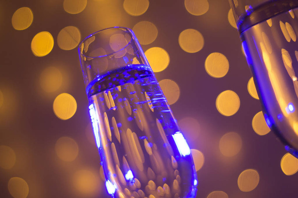 Champagne mousserende wijn glas prosecco Cava in discotque partij bar tijdens de bruiloft in Ibiza Spanje met lichten achter. - Foto, afbeelding