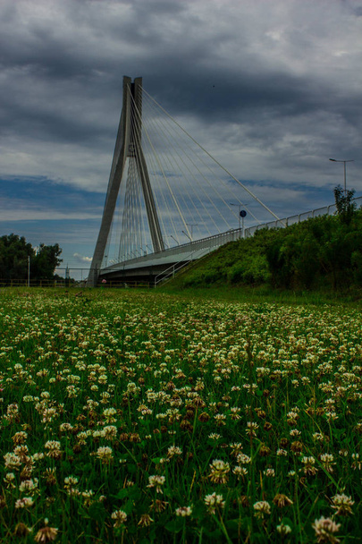 Modern híd ellen az égen. Háttér. - Fotó, kép
