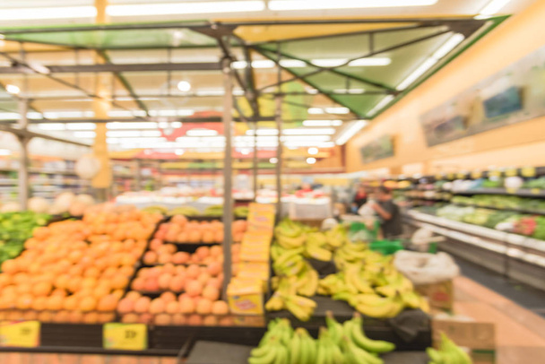 Zamazany obraz osób zakupy w lokalnym Latino-amerykańska sieć supermarketów w Usa. Klienta skup świeżych owoców, warzyw. Organic lokalnie uprawianych produkuje się na wyświetlaczu. Zdrowej żywności w sklepie spożywczym - Zdjęcie, obraz
