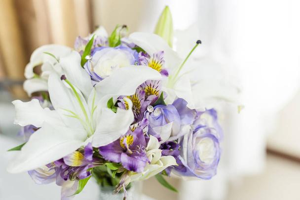 Τριαντάφυλλο και κρίνο σε μια ανθοδέσμη νύφες, γάμος. - Φωτογραφία, εικόνα