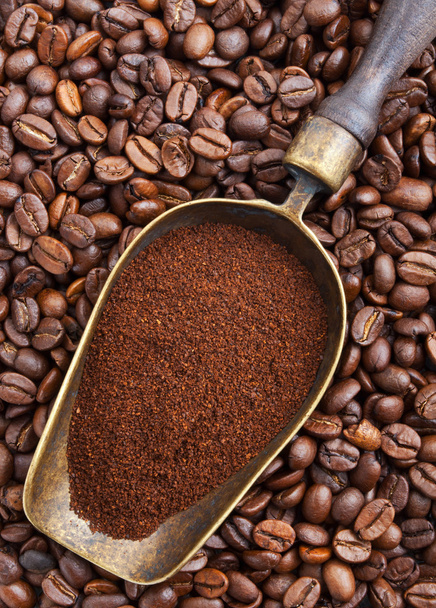 scoop vintage avec du café moulu le café en grains - Photo, image