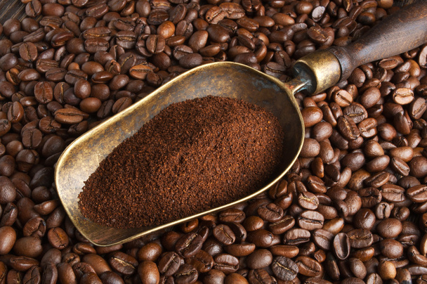 vintage scoop with ground coffee on coffee beans - Valokuva, kuva