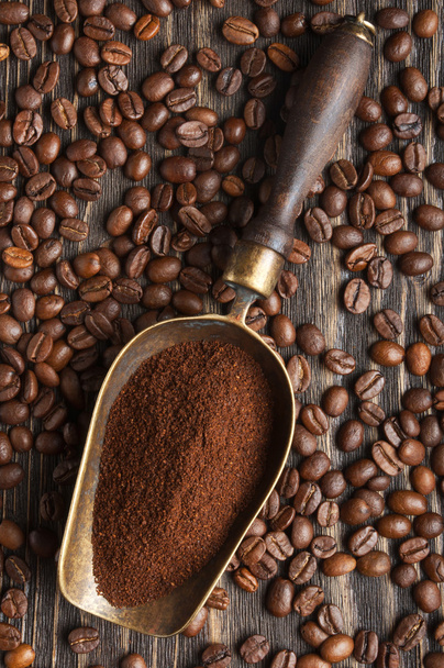 vintage scoop with ground coffee on coffee beans - Φωτογραφία, εικόνα