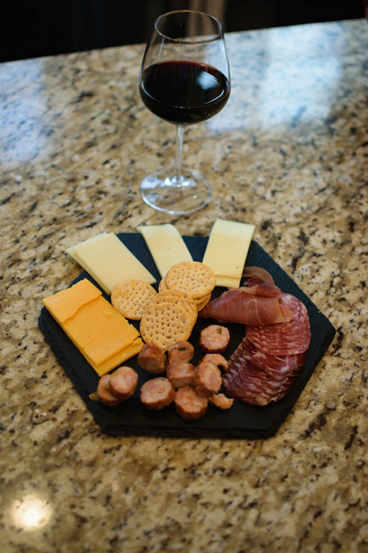 planche de charcuterie avec fromage au vin et viandes
 - Photo, image