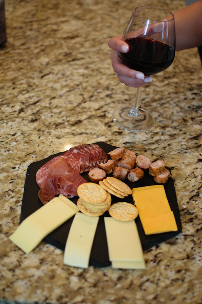 charcuterie bord met wijn kaas en vlees - Foto, afbeelding