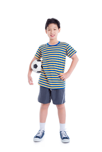 Nuori aasialainen poika tilalla pallo ja hymyilee valkoisella taustalla
 - Valokuva, kuva