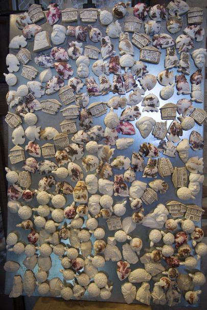 海泡石ブルドッグ。海泡石装飾品。海泡石のほぼすべてが「エスキシェヒル」から削除されます/トルコ - 写真・画像
