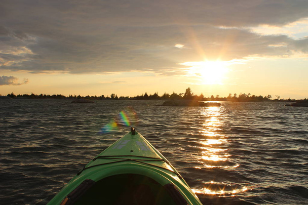 Coucher de soleil sur la baie Georgienne à Parry Sound vue depuis le kayak
 - Photo, image