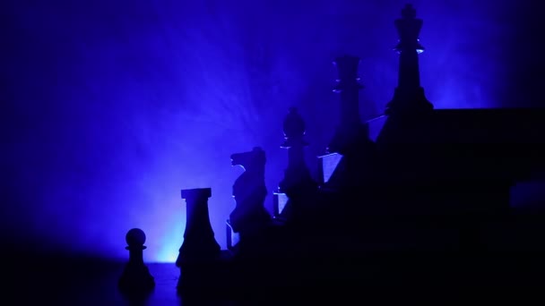 事業階層。チェスの駒の戦略コンセプト。チェス上部王と書籍のピラミッドの上に立っています。トーンの光で暗い霧の背景。コピー スペース. - 映像、動画