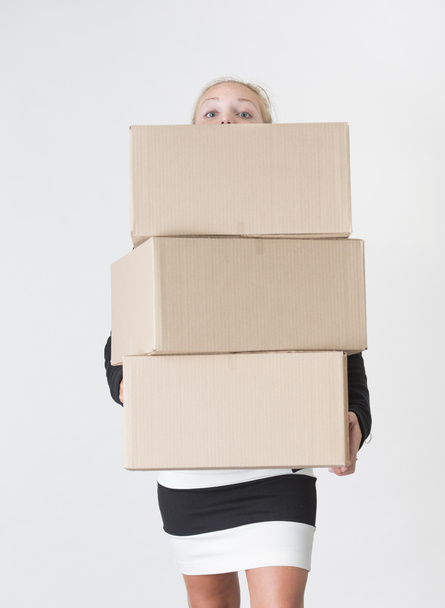 Mujer que lleva cajas de cartón
 - Foto, imagen