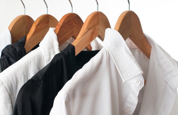 Черно-белая одежда на стойке, крупным планом
 - Фото, изображение