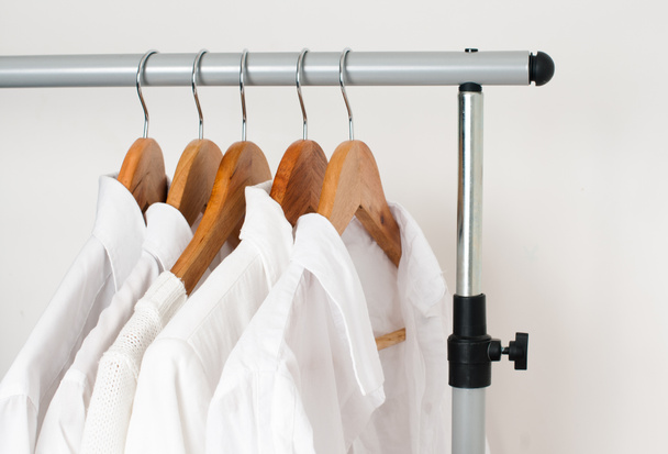 Roupas limpas brancas, camisas e casacos
 - Foto, Imagem