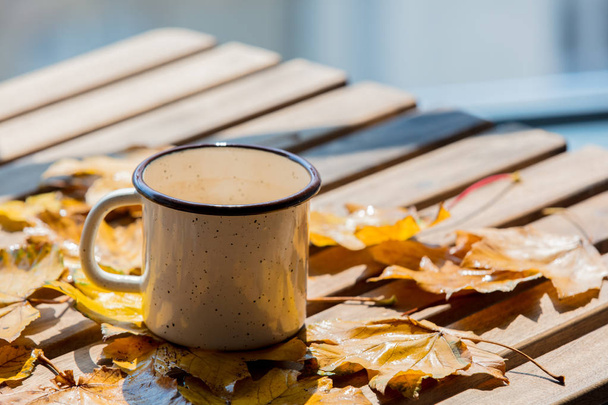 metalowa filiżanka kawy lub herbaty z liści - Zdjęcie, obraz